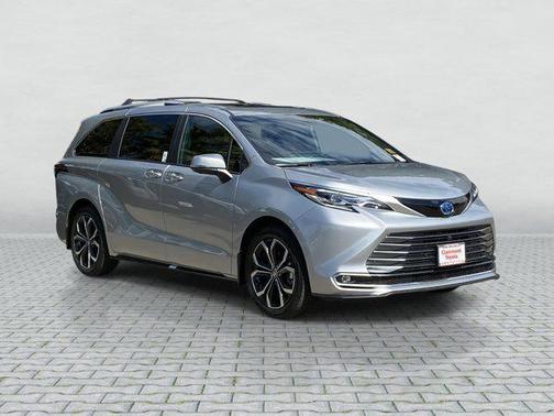 2025 Toyota Sienna Platinum 7 Passenger