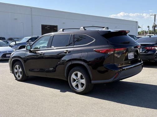 Opulent Amber 2022 Toyota Highlander L