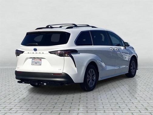 2025 Toyota Sienna LE