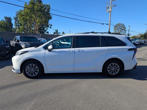 2025 Toyota Sienna LE