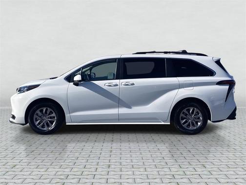 2025 Toyota Sienna LE