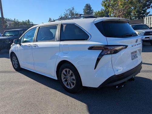 2025 Toyota Sienna LE