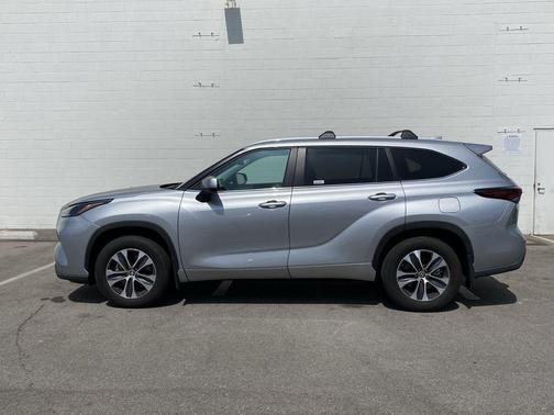 Celestial Silver Metallic 2024 Toyota Highlander XLE