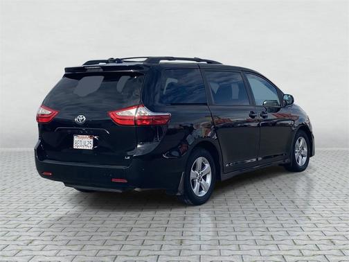 2018 Toyota Sienna LE