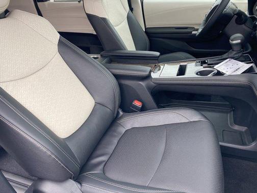 2025 Toyota Sienna Platinum