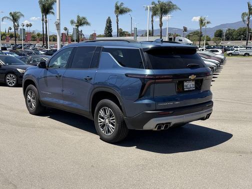 Lakeshore Blue Metallic 2024 Chevrolet Traverse LT