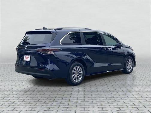 2023 Toyota Sienna XLE 8 Passenger
