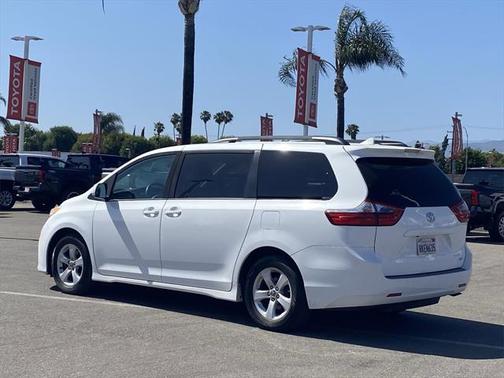 2020 Toyota Sienna LE