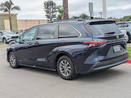 2021 Toyota Sienna XLE 8 Passenger