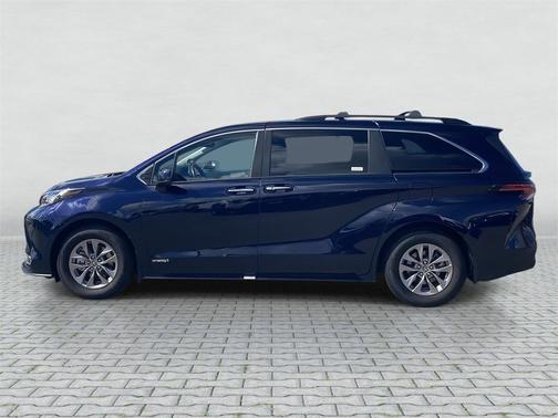 2021 Toyota Sienna XLE 8 Passenger
