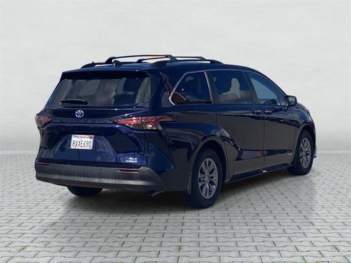 2021 Toyota Sienna XLE 8 Passenger