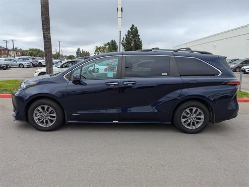2021 Toyota Sienna XLE 8 Passenger