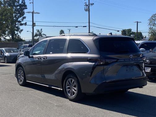 2024 Toyota Sienna LE