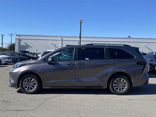 2024 Toyota Sienna LE