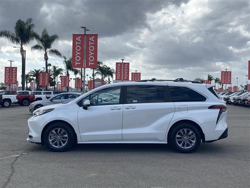 2022 Toyota Sienna XLE 7 Passenger