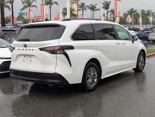 2024 Toyota Sienna LE
