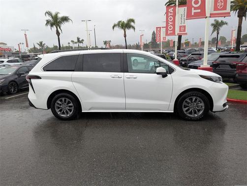2024 Toyota Sienna LE