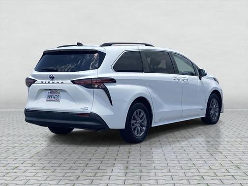 2021 Toyota Sienna LE
