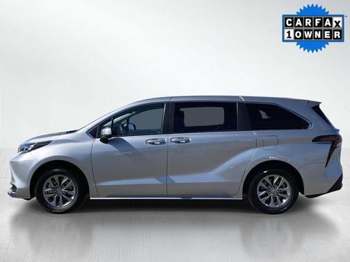 2025 Toyota Sienna LE