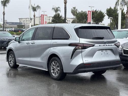2025 Toyota Sienna LE