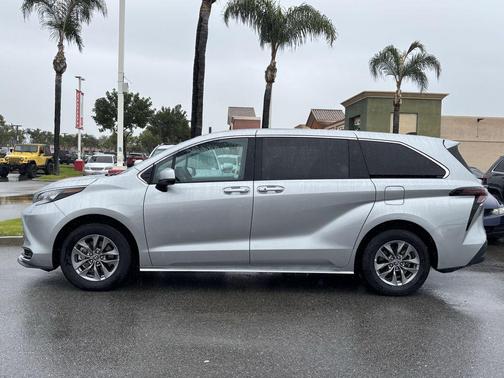 2025 Toyota Sienna LE