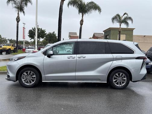 2025 Toyota Sienna LE