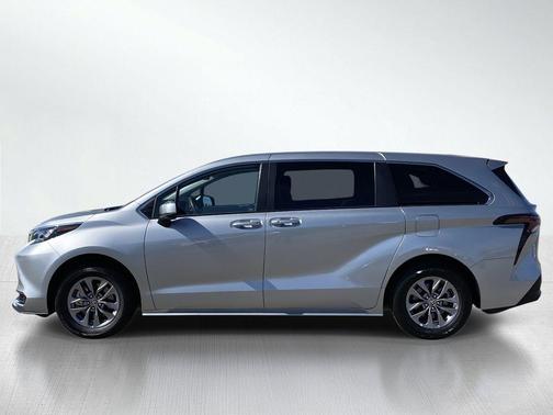 2025 Toyota Sienna LE