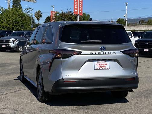 2025 Toyota Sienna LE