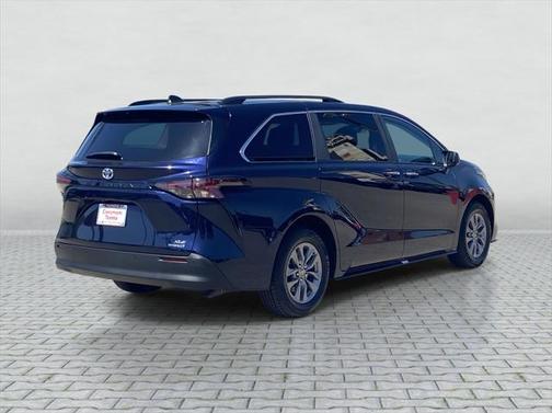 2023 Toyota Sienna XLE 8 Passenger