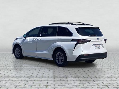 2025 Toyota Sienna XLE 8 Passenger