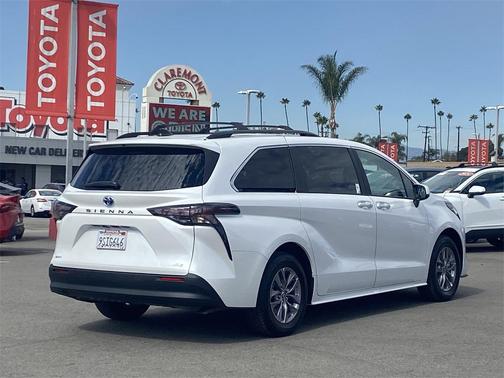 2025 Toyota Sienna XLE 8 Passenger