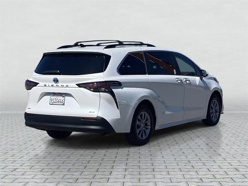 2025 Toyota Sienna XLE 8 Passenger