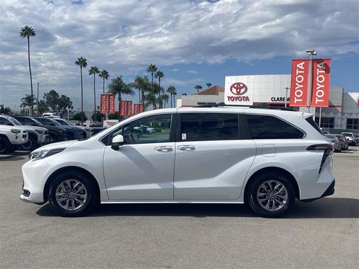 2025 Toyota Sienna XLE 8 Passenger