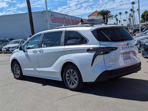 2025 Toyota Sienna XLE 8 Passenger