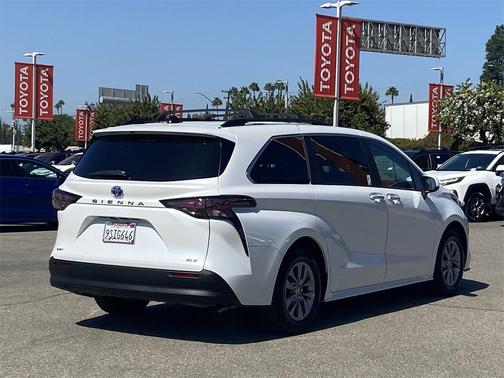 2025 Toyota Sienna XLE 8 Passenger