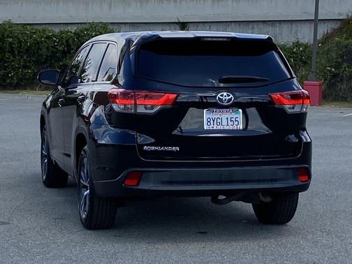 Midnight Black Metallic 2018 Toyota Highlander LE