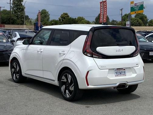 Snow White Pearl 2023 Kia Soul GT-Line