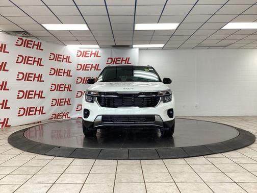 Clear White/Black Roof 2024 Kia Seltos S