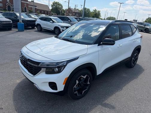 Clear White/Black Roof 2025 Kia Seltos S