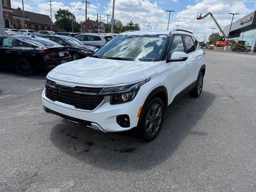 Snow White Pearl 2024 Kia Seltos S