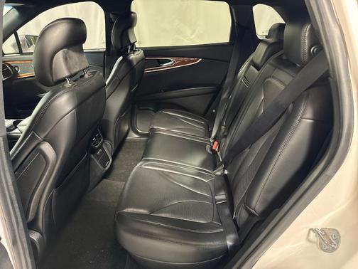 White Platinum Clearcoat Metallic 2019 Lincoln Nautilus Reserve