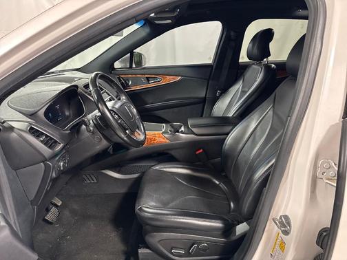 White Platinum Clearcoat Metallic 2019 Lincoln Nautilus Reserve