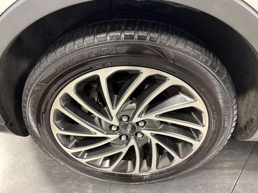White Platinum Clearcoat Metallic 2019 Lincoln Nautilus Reserve