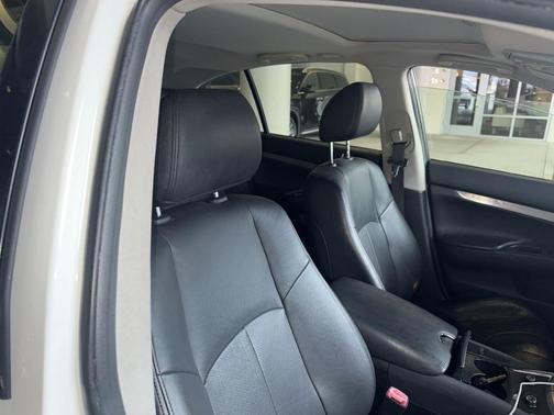 2015 INFINITI Q40 Base