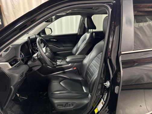Midnight Black Metallic 2023 Toyota Highlander XLE
