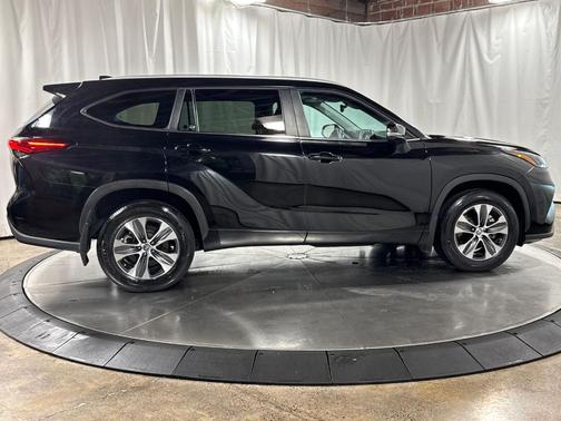 Midnight Black Metallic 2023 Toyota Highlander XLE