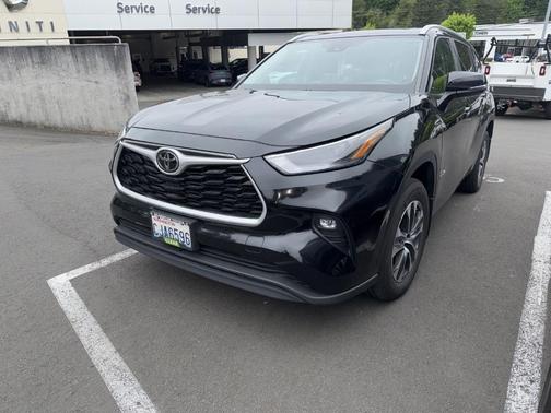 Midnight Black Metallic 2023 Toyota Highlander XLE
