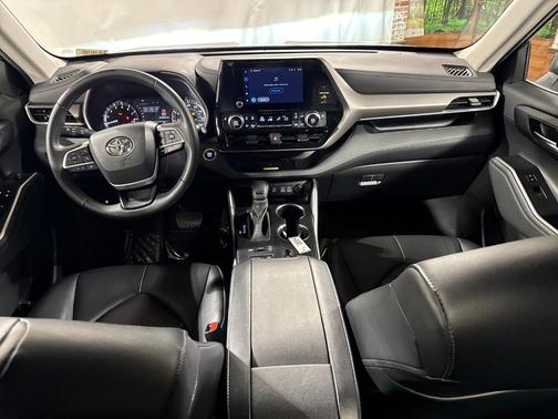 Midnight Black Metallic 2023 Toyota Highlander XLE