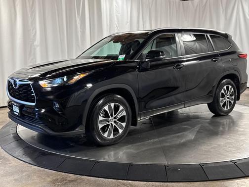 Midnight Black Metallic 2023 Toyota Highlander XLE