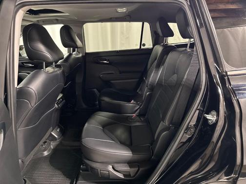 Midnight Black Metallic 2023 Toyota Highlander XLE